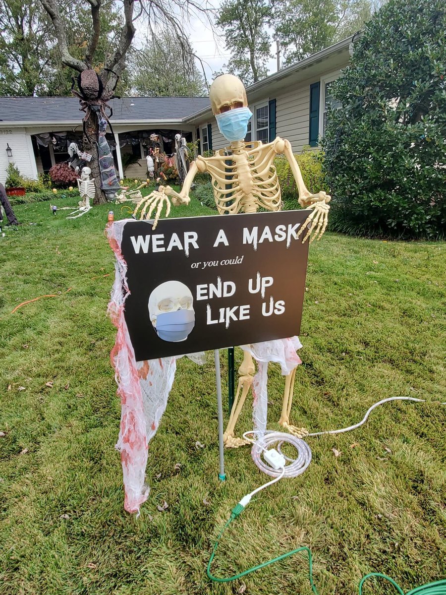leahhgood's tweet photo. this was their setup in 2020😷
(complete with a candy chute for covid-safe trick or treating) https://t.co/afVlqQ69uW