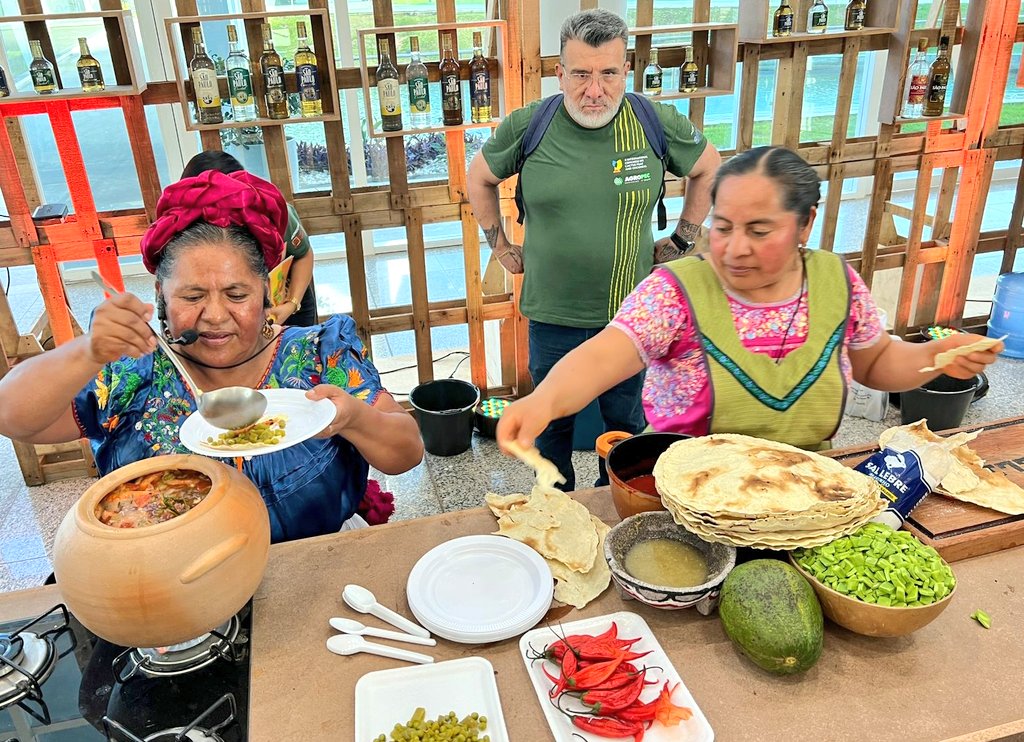Con apoyo de la Emb. Laura Esquivel, Abigail, Rufina y Marcelina Mendoza Ruiz, deleitaron a los comensales brasileños con caldillo de nopal y camarón seco, en el marco del X Congreso Internacional del Nopal y la Cochinilla, en João Pessoa 🇧🇷 ¡Viva la cocina tradicional mexicana!