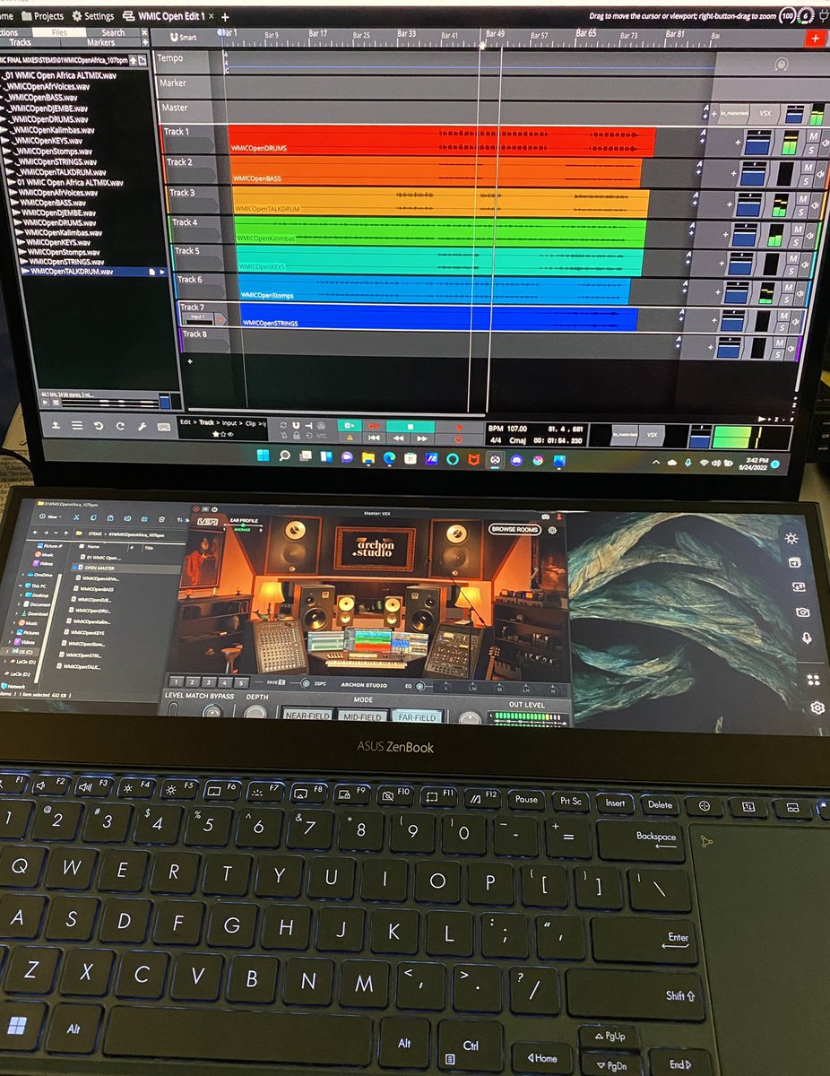 genzomusic's tweet photo. Feels very strange as a lifelong Mac user…but this laptop is kinda cool… #2screens https://t.co/mb9wiOTRwf