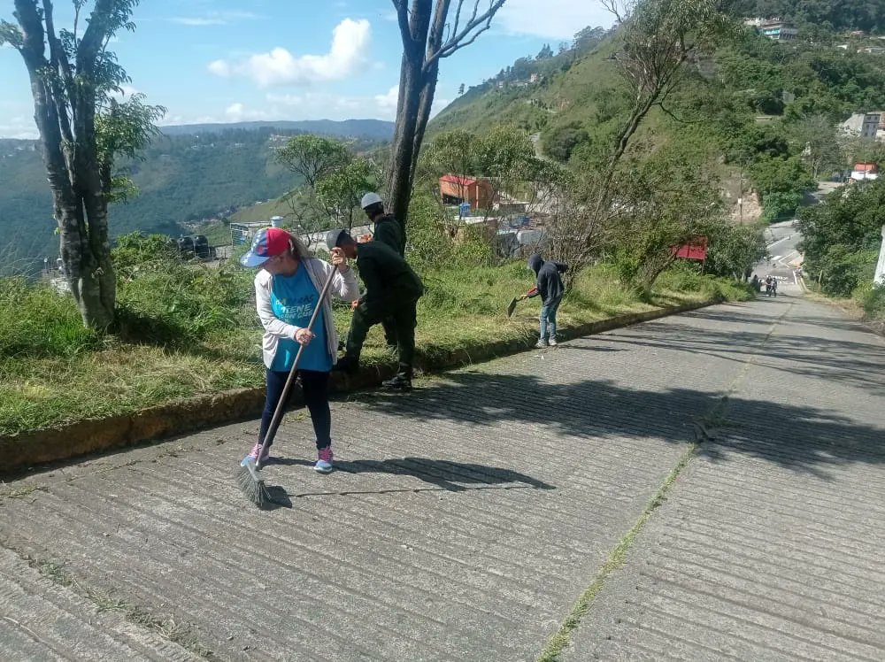 ejercito_ve's tweet photo. 📣#Interesante || El @somos_ejercito en la calle, con el pueblo, haciendo Patria. Hoy los valerosos hombres y mujeres de la Dirección TIC realizaron jornada de mantenimiento y rehabilitación de la EBN Sabaneta, El Junquito. #EjércitoBricomiles #26Septiembre #FANB https://t.co/VrG2yIeRj8