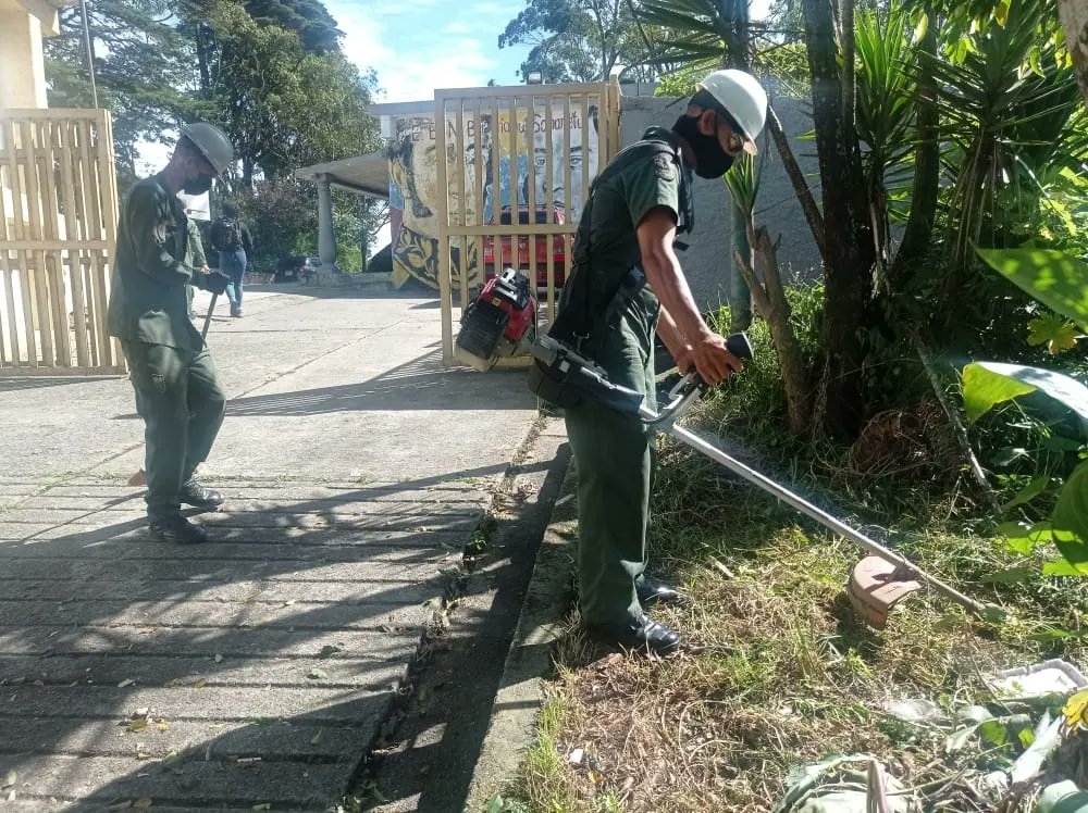 ejercito_ve's tweet photo. 📣#Interesante || El @somos_ejercito en la calle, con el pueblo, haciendo Patria. Hoy los valerosos hombres y mujeres de la Dirección TIC realizaron jornada de mantenimiento y rehabilitación de la EBN Sabaneta, El Junquito. #EjércitoBricomiles #26Septiembre #FANB https://t.co/VrG2yIeRj8