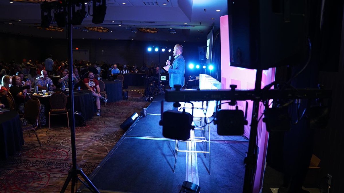 VMWCon's tweet photo. Are you feeling stuck and need some help to get your creative juices flowing?One guest stated, “Whatever it is you’re doing, you can do it better with the help of a Video Marketing World Conference!”. Register today for the 2022 VMW Conference @ the link in our bio! https://t.co/UfyZF9GPZO