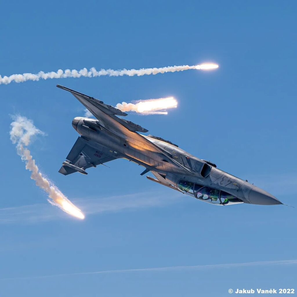 jakub_vanek's tweet photo. Hungarian AF Gripens Solo Display pilot from 59/1 Puma Squadron makes a nice dynamic maneuver with flares on the side of Caravan photoship.
Photoflight organized by IronBird.
#aviation #avgeek #aviationphotography
#jas39gripen #saab #gripen
#demopilot … https://t.co/WWzaXEGUwL https://t.co/LflbrBVqo9