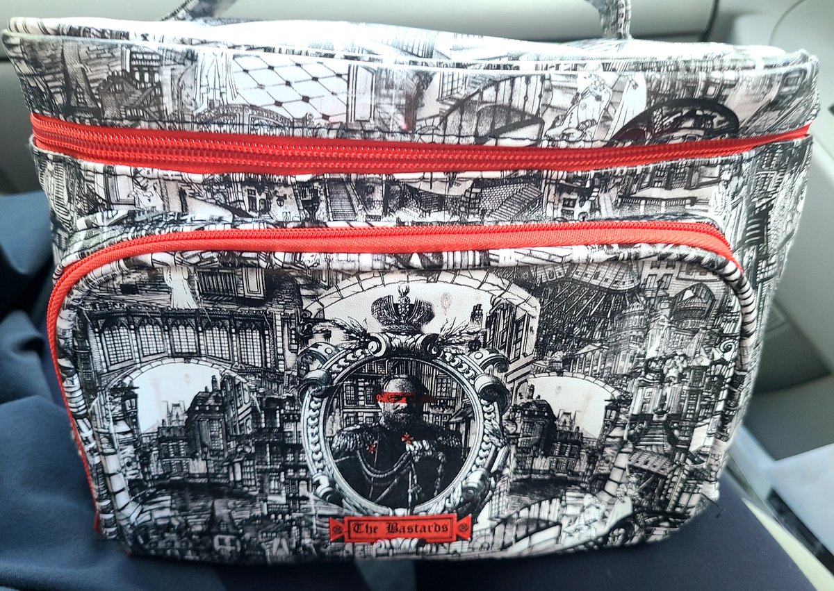 OneOfMillions1's tweet photo. I don't really own enough makeup to justify a makeup bag, but @PalayeRoyale's makeup bag also works well as a lunch box 😁 https://t.co/bvSqcLenll