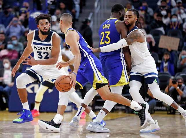 Kerrmuse's tweet photo. A jogada que inflamou o perímetro do Golden State Warriors, porquê tão eficiente? 

Você provavelmente já viu, mas estarei explicando melhor como que ela funciona, a principal jogada de Steve Kerr, em meio a todo o playbook do Warriors.

(Qualquer RT é bem vindo)

⬇️ https://t.co/mrqKLVHefJ