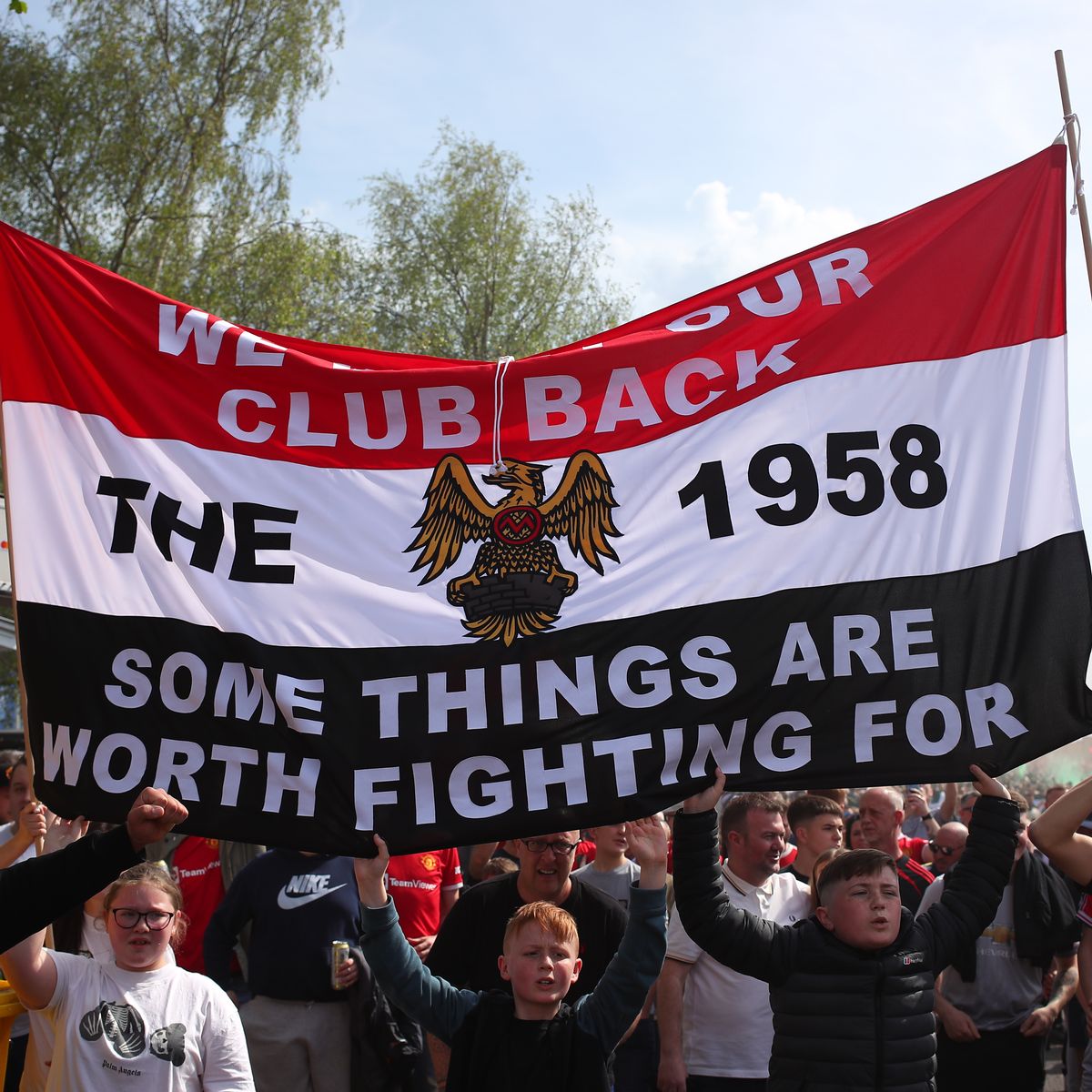 sampeoples_'s tweet photo. Tomorrow at 7am, we'll be releasing an exclusive podcast with @The__1958:

🔴 Who the 1958 are + their roots as United fans
🔴 The protests to date + what's next
🔴 What United have done directly
+ Lots more in a 90 minute chat.

Follow the podcast here: https://t.co/Nz5lyvpfFK https://t.co/0C7T1kSllW