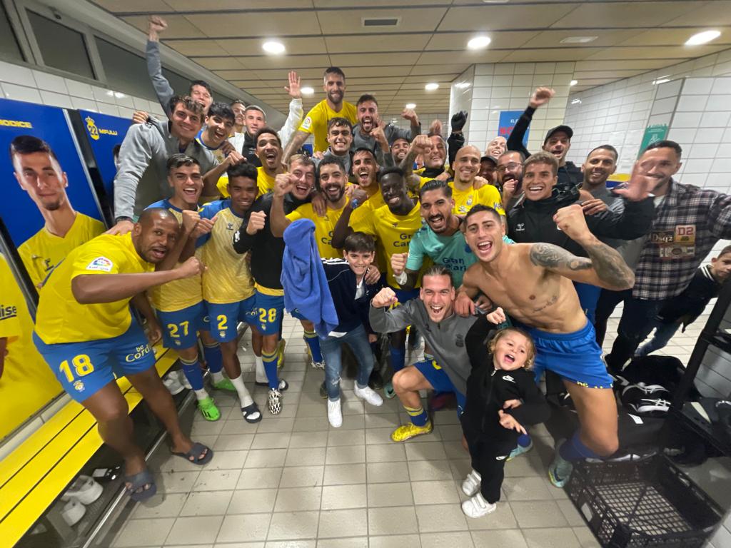 UDLP_Oficial's tweet photo. 💛💙 ¡Ni la lluvia nos pudo frenar! ¡Va por ustedes, afición! 👏🏼👏🏼👏🏼

#LasPalmasGranada
#LaUniónHaceLasPalmas 💛💙 https://t.co/PP77otPzkK