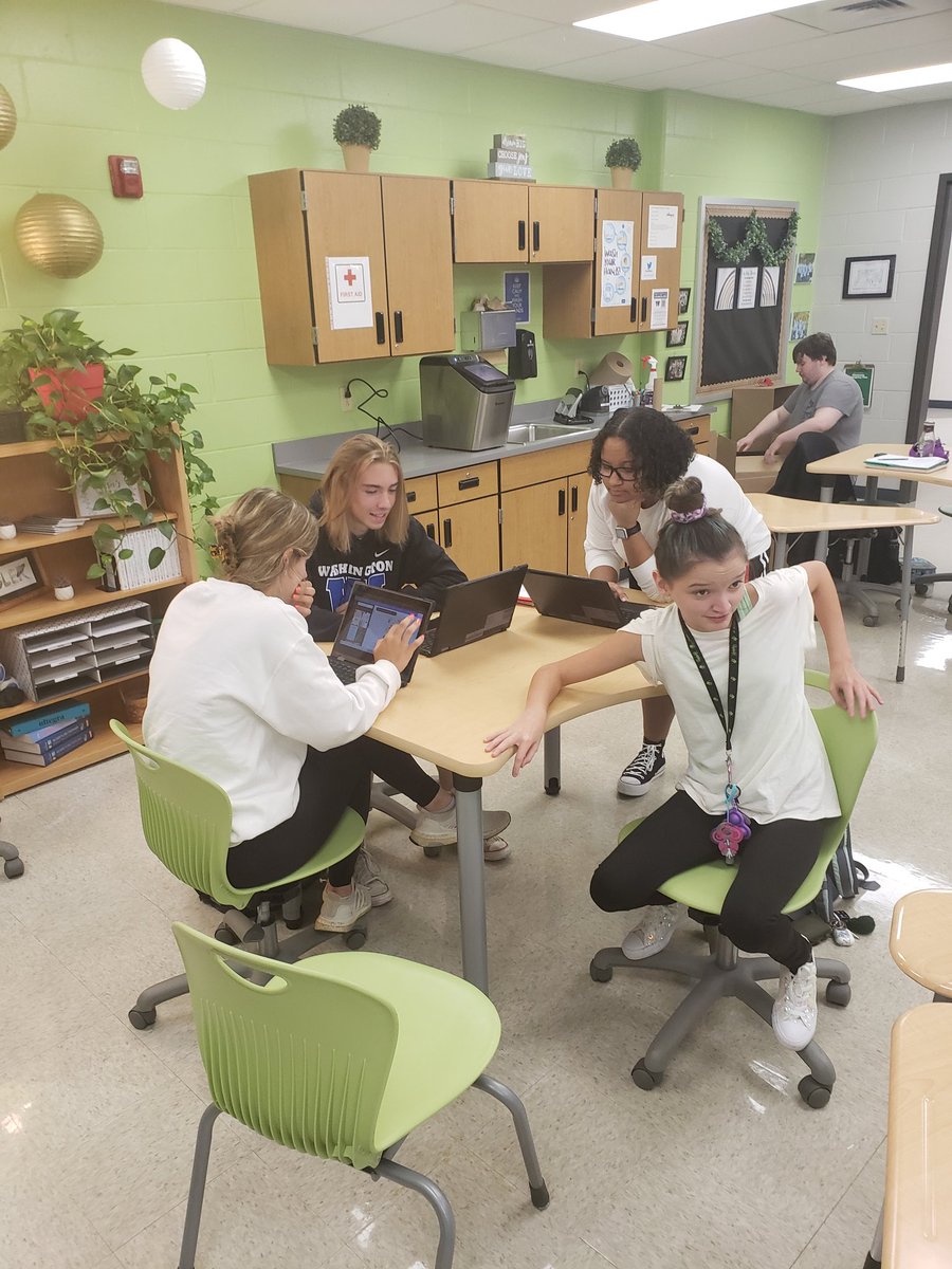 FRCCBioMed's tweet photo. Last week we learned how to make "plarn" from our friends and together we are going to weave mats for the homeless population. Our service learning project is just getting started!
#engageSDOW 
#FRCC https://t.co/PCw6QBoVPK