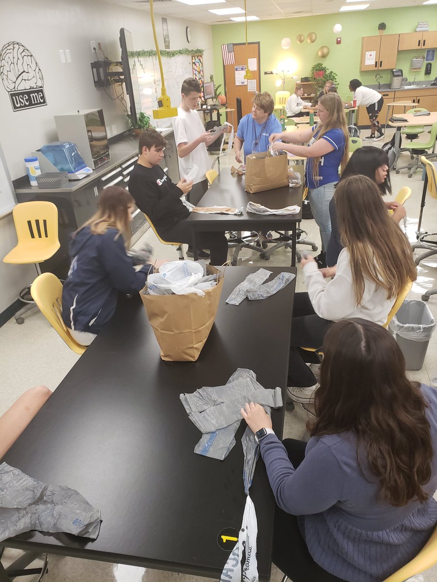 FRCCBioMed's tweet photo. Last week we learned how to make "plarn" from our friends and together we are going to weave mats for the homeless population. Our service learning project is just getting started!
#engageSDOW 
#FRCC https://t.co/PCw6QBoVPK