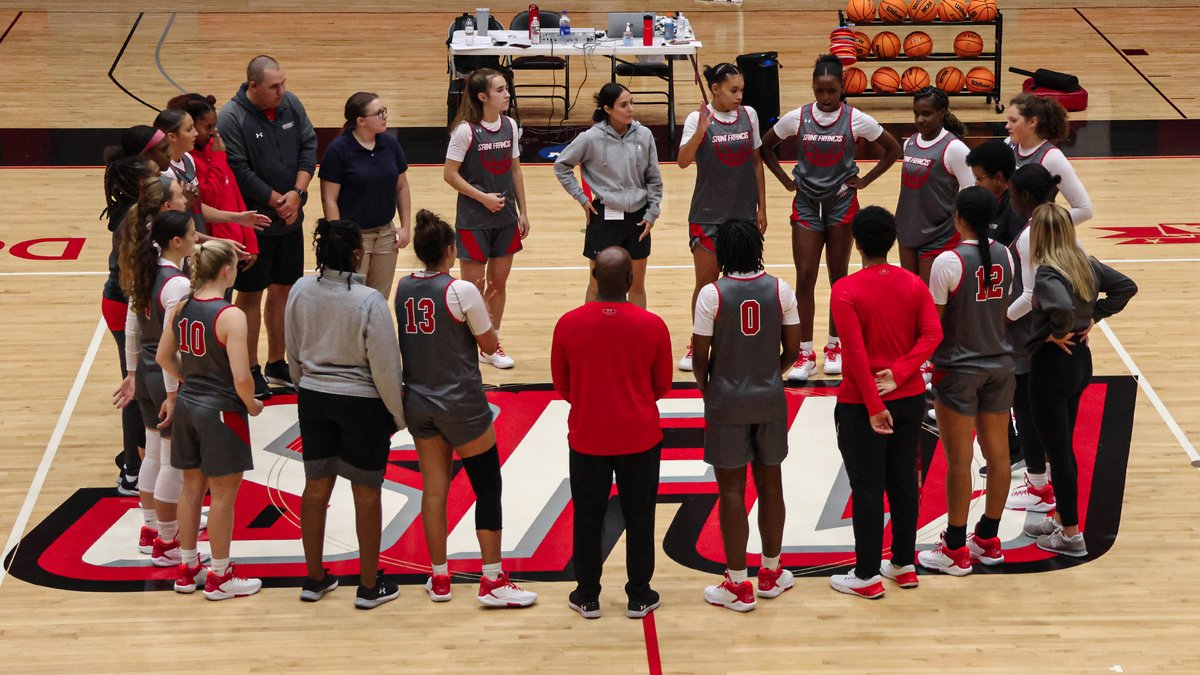 First 𝙤𝙛𝙛𝙞𝙘𝙞𝙖𝙡 team huddle of the 2022-23 season 😍

🔴⚡️🏀 #WIN #BIB