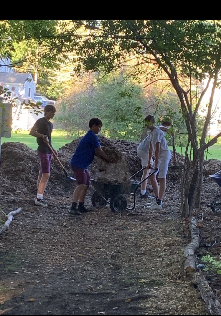 MillisMohawk's tweet photo. Freshmen football team helping out with the Mohawk Trail! #takesavillage #hugehelp https://t.co/nAmiS0wrwH