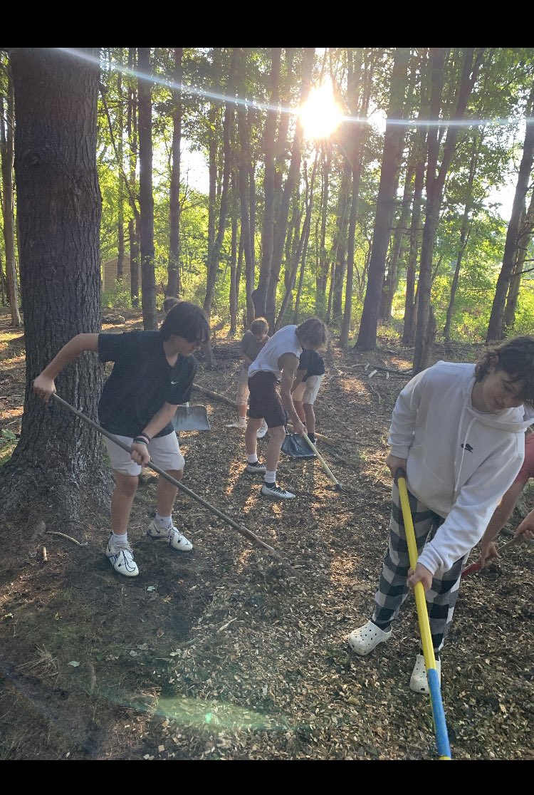 MillisMohawk's tweet photo. Freshmen football team helping out with the Mohawk Trail! #takesavillage #hugehelp https://t.co/nAmiS0wrwH