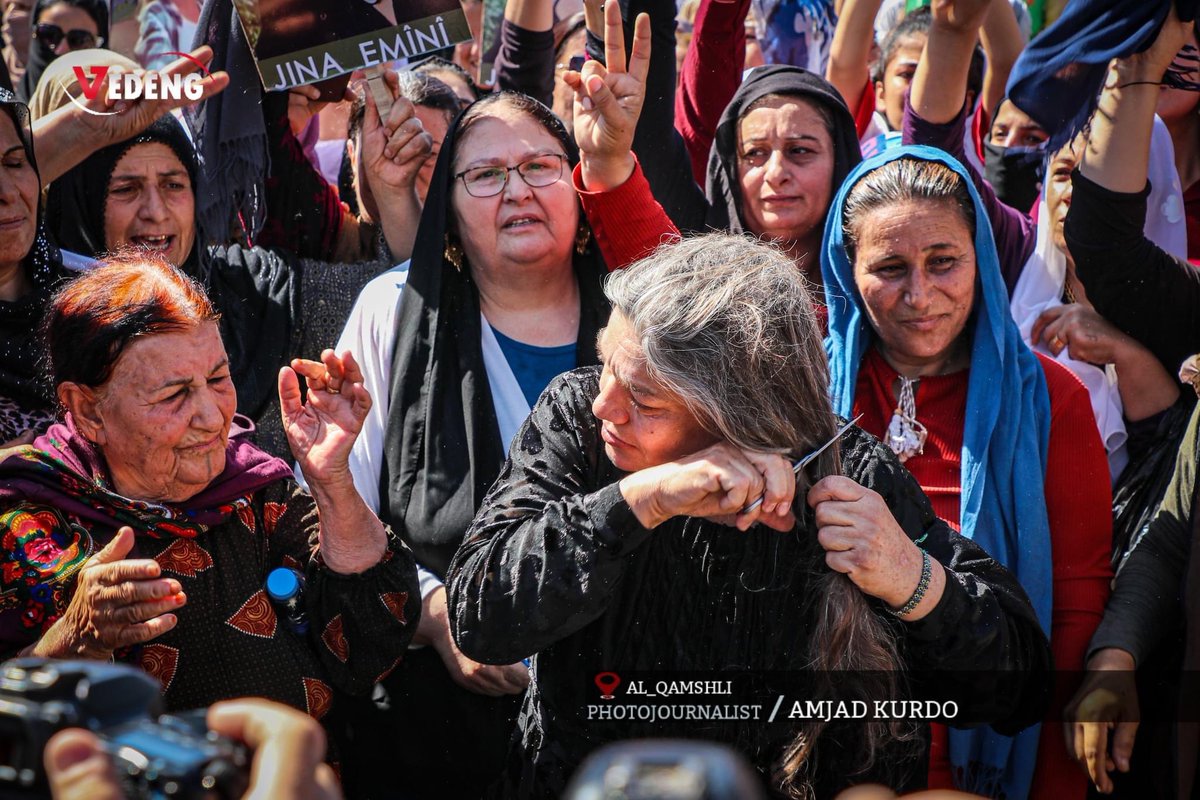 SAMRIReports's tweet photo. #Syrian #Kurd women in #Qamishli, #Rajava cut their hair and burn their hijabs to protest the custodial death of Iranian Kurd girl Mahsa Amini.
#IranProtests2022
#IranProtests
#مهسا_امینی https://t.co/uL1HQABjIg