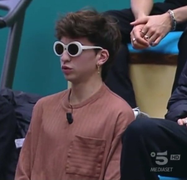 decemvber16's tweet photo. Antonino impara da Luigi Strangis che è meglio mettersi gli occhiali quando gli occhi parlano #caroligi #gintonic #GFvip https://t.co/BfP28uAVTQ