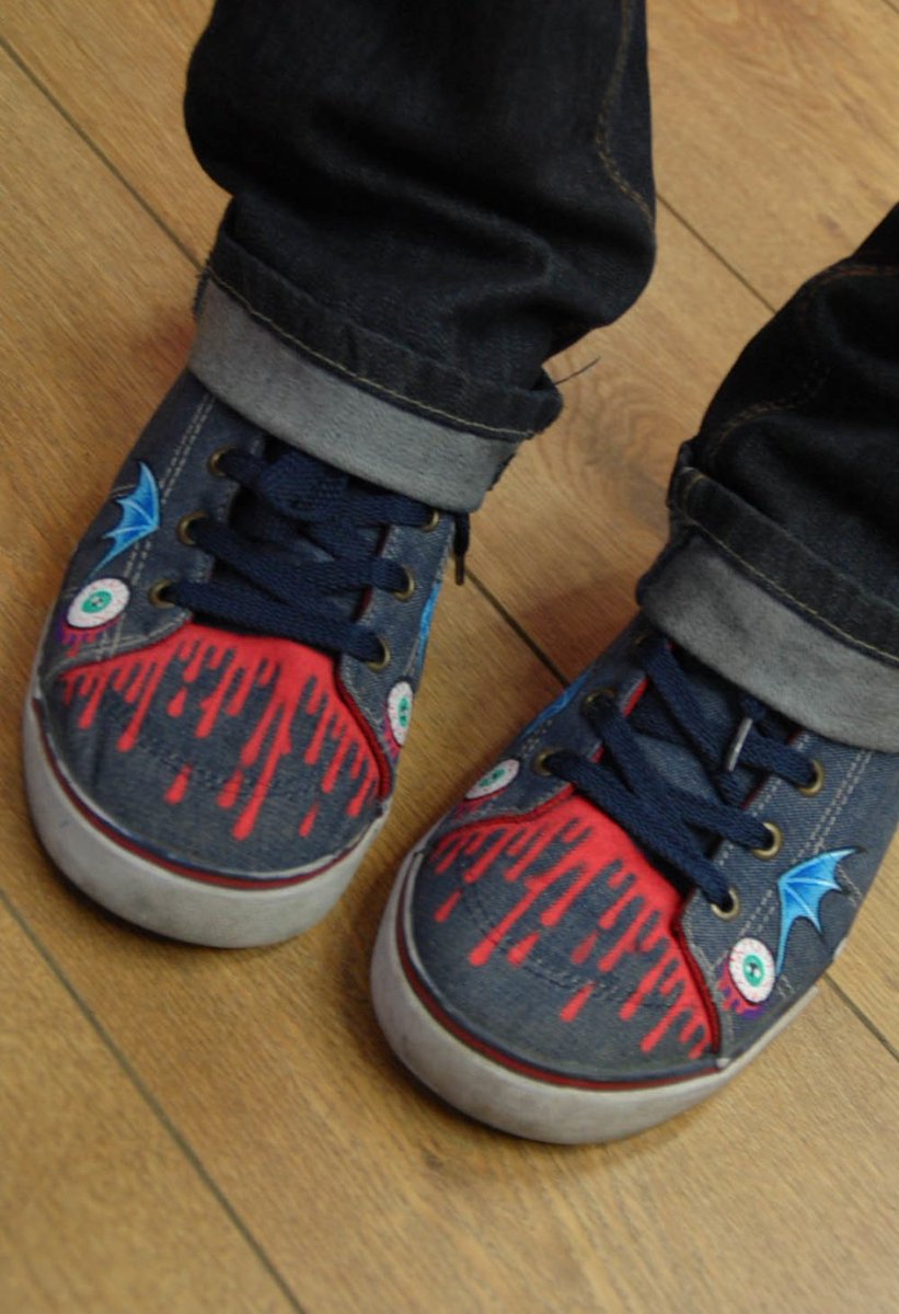 Solo quería pasar a mostrar sus zapatos nuevos para la escuela.