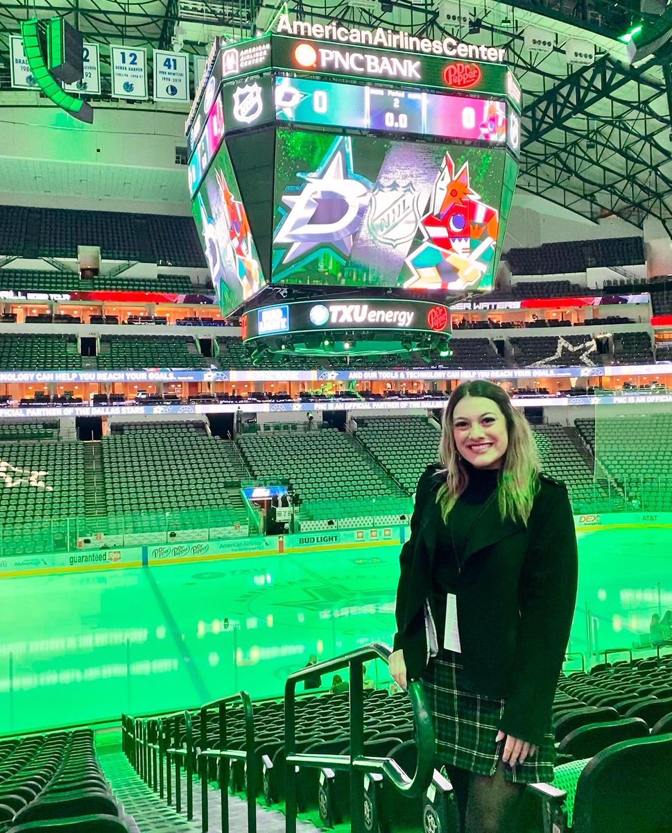 JessNevarez_'s tweet photo. I interrupt my football tweets to say that the @DallasStars preseason starts back up tonight! I’m so excited for my second season working with the game night PR staff. Be loud, wear green, go Stars! 💚 https://t.co/2Riqbmmn2W