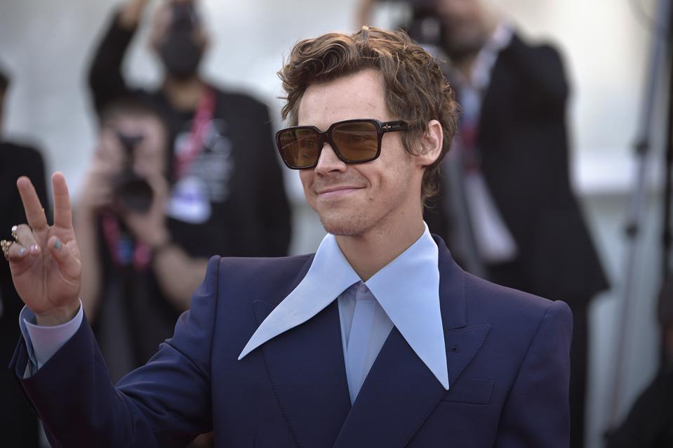 Forbes's tweet photo. Harry Styles’ Parade Of Success Continues With A Record-Breaking Week On Billboard Chart https://t.co/u5TXlKbBrq https://t.co/udsoCyhnWC