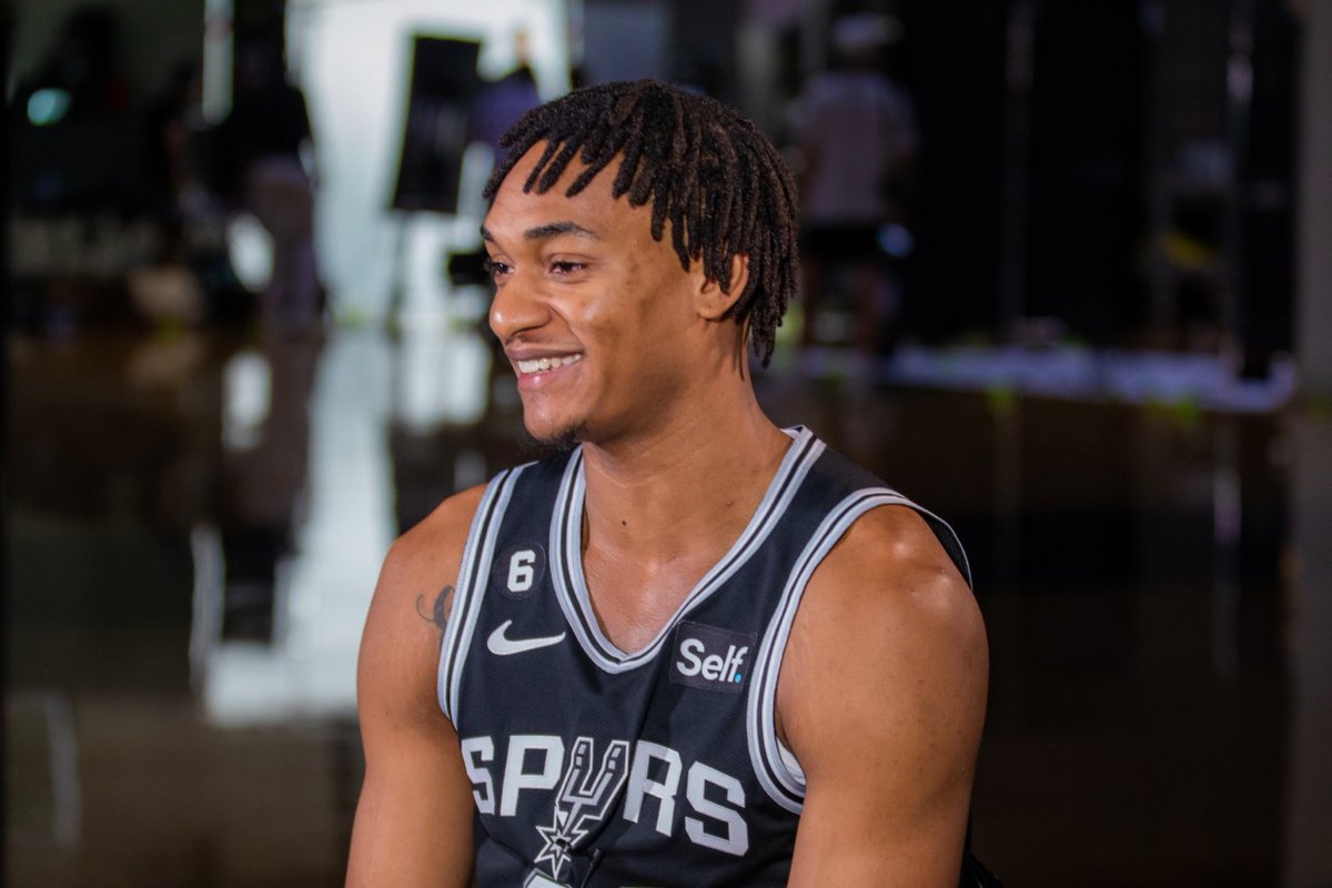News4SA's tweet image. #SPURSMEDIADAY 
Get a behind the scene look as Spurs players pose for a photo shoot on Spurs media day🏀
