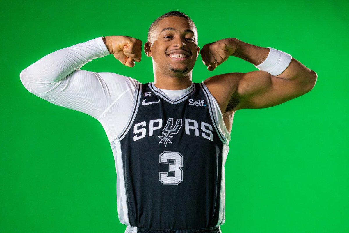 News4SA's tweet image. #SPURSMEDIADAY 
Get a behind the scene look as Spurs players pose for a photo shoot on Spurs media day🏀