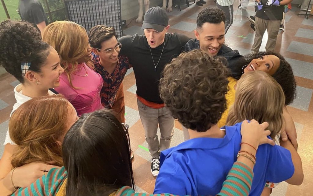 hsmaseriebr's tweet photo. "Boa primeira semana #HSMTMTSS4" 💙🏀♥️
Post do Tim Ferdele no instagram, com uma foto dos bastidores da S4 de #HSMTMTS .
Aqui vemos um abraço coletivo das duas gerações de Wildcats nas gravações do primeiro episódio, QUE EMOÇÃO 😭🐾🏀 https://t.co/AOWbLvSkTC