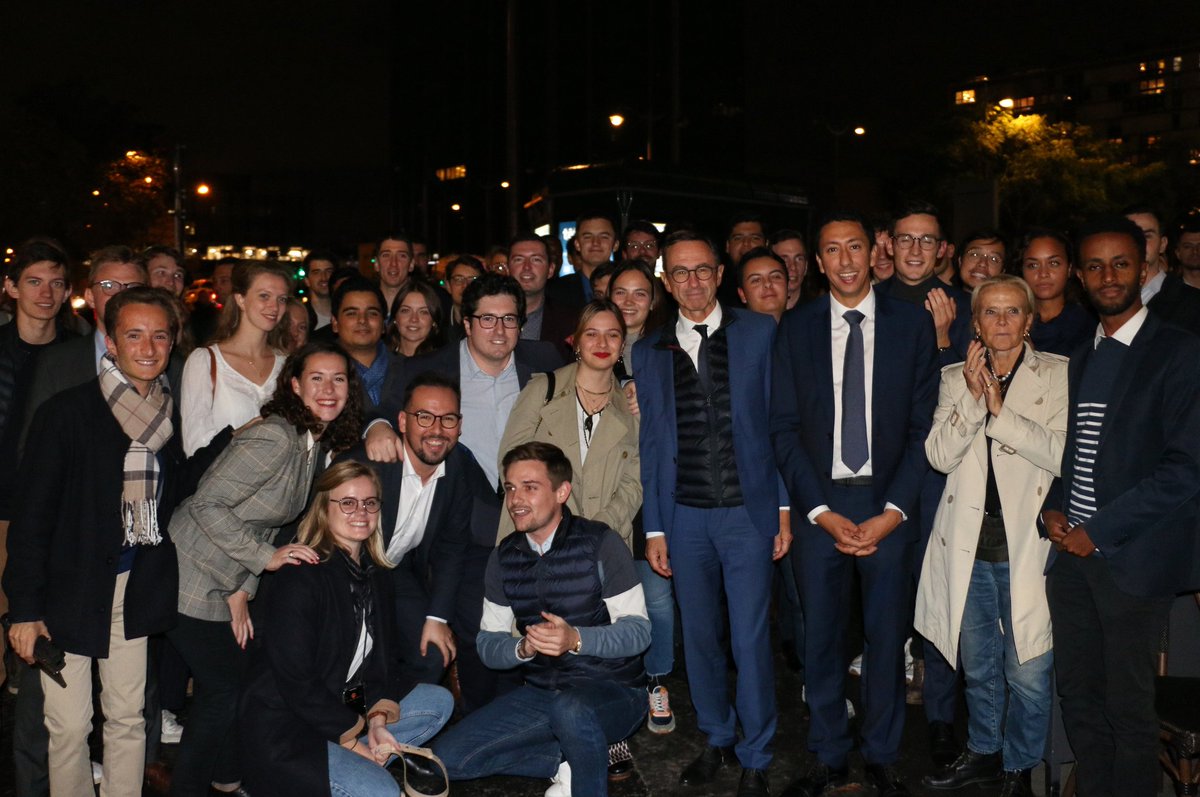 🔵📸 Très belle soirée conviviale autour de <a href="/BrunoRetailleau/">Bruno Retailleau</a> et <a href="/othmannasrou/">Othman Nasrou</a> ce soir à Paris.
Pour l'avenir de la droite, le renouveau de notre famille politique et la fidélité à nos valeurs, #JeVoteRetailleau.🚀🇫🇷