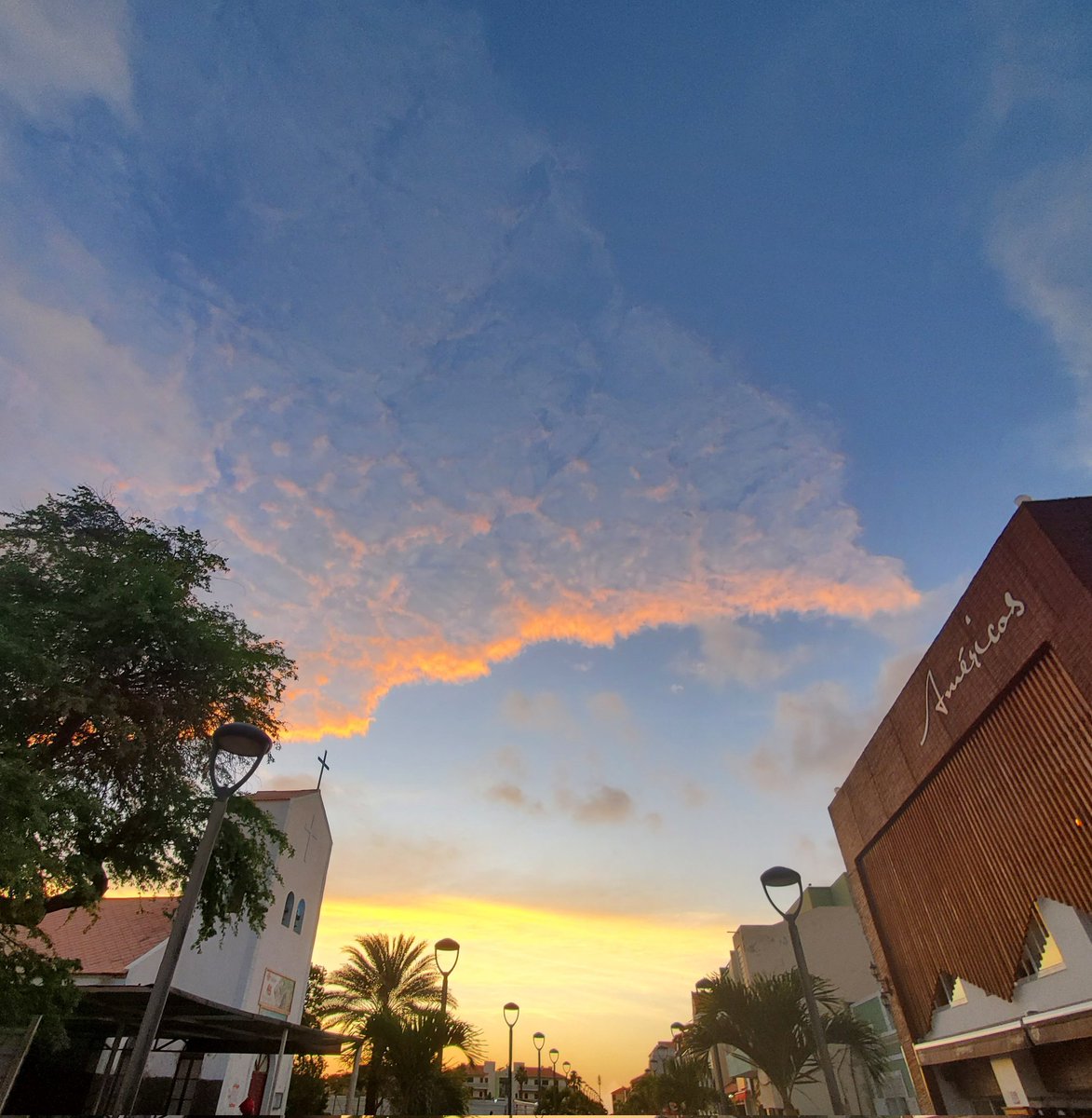 WilsonWeather's tweet photo. Nothing beats a gorgeous sunset made of the outflow from convection we flew earlier that day. Good views and great science 😊 #NASA #CPEXCV https://t.co/JcalU49nT4