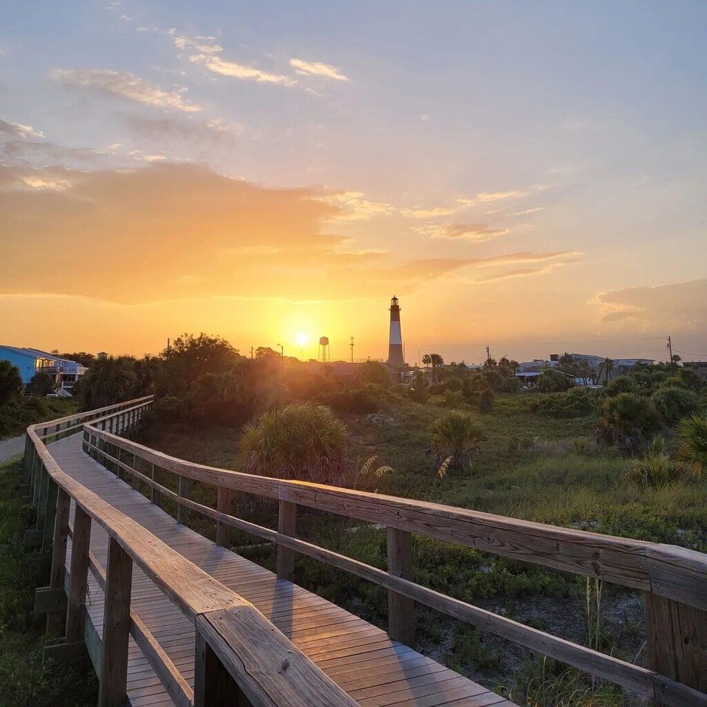 VisitTybee's tweet photo. “Every sunset is an opportunity to reset.” ✨ #VisitTybee [📸 @littlebluebeachhousetybee] 
. 
. 
.
 #tybeeisland #tybee #tybeebeach #sunset #lighthouse #nightvibes #pathwaytoparadise https://t.co/fF8IGmbHbq