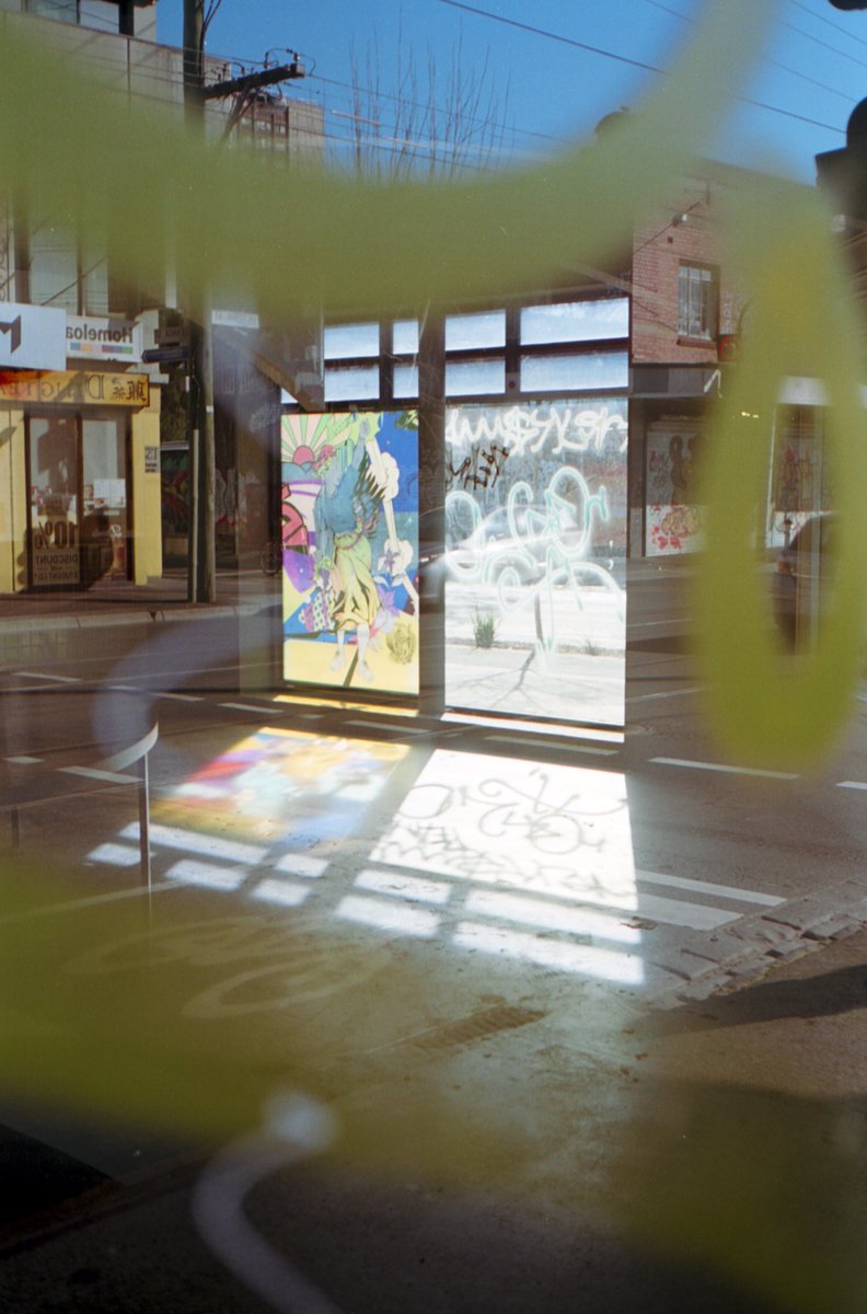 surf_the_chaos's tweet photo. Refract refract refract.
•
•
•
•
•
#photography #streetphotography #streetphotographer #yashicafx3super2000 #yashica #filmphotography #film #contax #carlzeiss #45mmf28 #filmisnotdead #35mm #35mmfilm #fndiso #analog #analogue #kodak #portra160 #lightrefraction https://t.co/LpyS0YREuX
