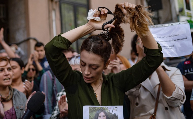 MaxiverseArt's tweet photo. As our #nftproject is dedicated to women and women's right, we would like to express all our support to #Iranianwomen. Be free. 🤍

#NFTProjects #womeninnfts #nftartist #womeninweb3 #nft #nfts #WomensRights https://t.co/vXcAQcjdUh