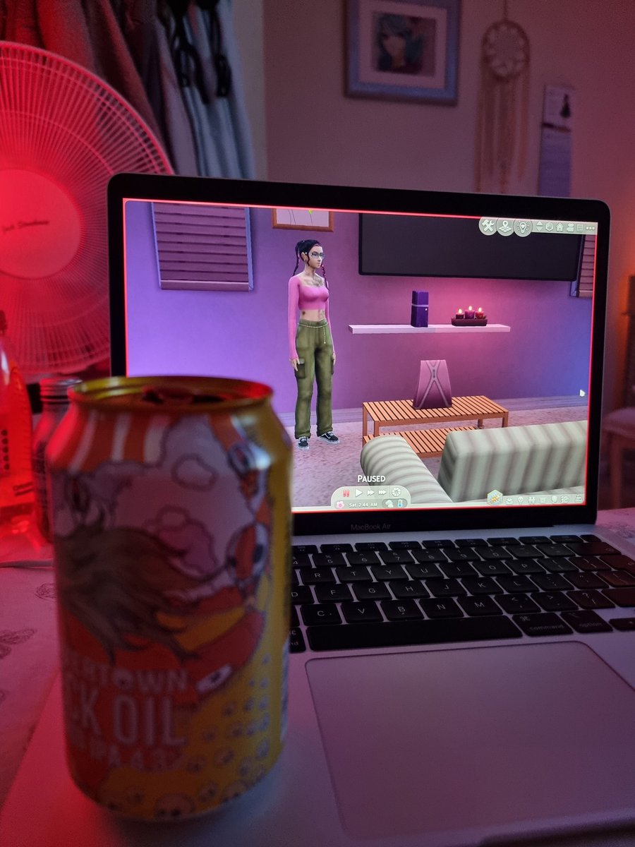 Silverstreams33's tweet photo. 💕SIMS 5 💕
~Sims 4 in photo~
Anyone else soo excited for the sims 5 drop in the new year!? 😁 https://t.co/3JC7ewiPV2