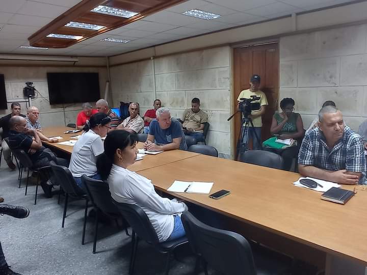 En #PinardelRío, <a href="/FelixDuarteOrte/">Félix Duartes Ortega</a> Mbro del Secretariado del Cté Central del <a href="/PartidoPCC/">Partido Comunista de Cuba</a>, junto a <a href="/JorgeLuisTapiaF/">Jorge Luis Tapia Fonseca</a> Viceprimer Ministro acompañan al territorio en la adopción de medidas frente al posible impacto del #HuracánIan
#Cuba
<a href="/DiazCanelB/">Miguel Díaz-Canel Bermúdez</a>
<a href="/DrRobertoMOjeda/">Dr. Roberto Morales Ojeda</a>
<a href="/YamileRamosCord/">Yamilé Ramos Cordero</a>