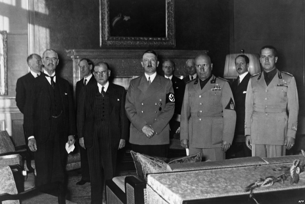 URDailyHistory's tweet photo. 30 Sept 1938: The #Munich Agreement giving the #Sudetenland in #Czechoslovakia to Germany is signed by Germany, Italy, #Britain and France. #WWII #WW2 #history #appeasement #OTD #ad https://t.co/dZ38pLm7c3 https://t.co/XDSeTsMZGU https://t.co/gAvulOHvH3