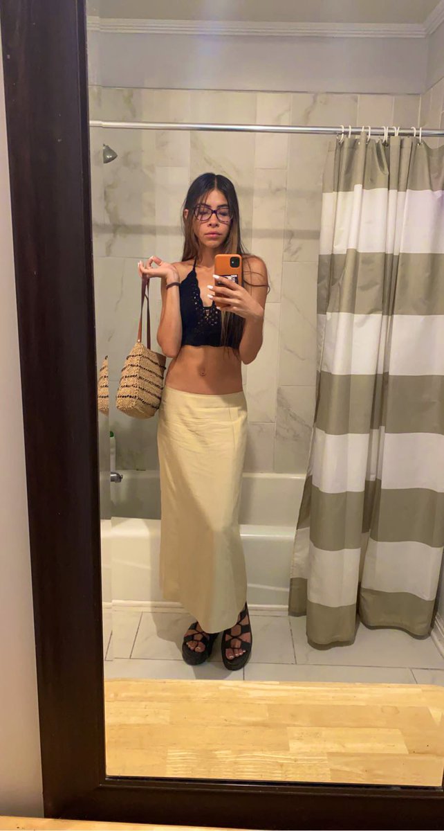 theblunttt's tweet photo. the sexual tension between me n long skirts is real https://t.co/fzpux0jp6m