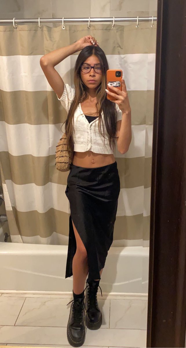 theblunttt's tweet photo. the sexual tension between me n long skirts is real https://t.co/fzpux0jp6m
