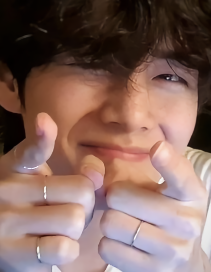 hanaosaka1's tweet photo. #BTS #BTSV #テテ #태태 #V #김태형 #Taehyung #뷔 #방탄소년단뷔 #보라해 #ARMY #VFOCUS #テヒョン #tetsuo #KTH #방탄 https://t.co/Z8Rod2WnrO