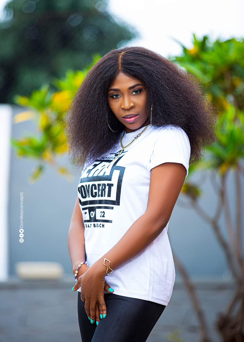 Chale i love this Lady <a href="/AKSongstress/">Africa's Most Versatile</a>  abeg where she dey?
Make she give me some of her Customized T shirt. I be her number 1 fun💓💕💋😍💋💕💓🍷😘