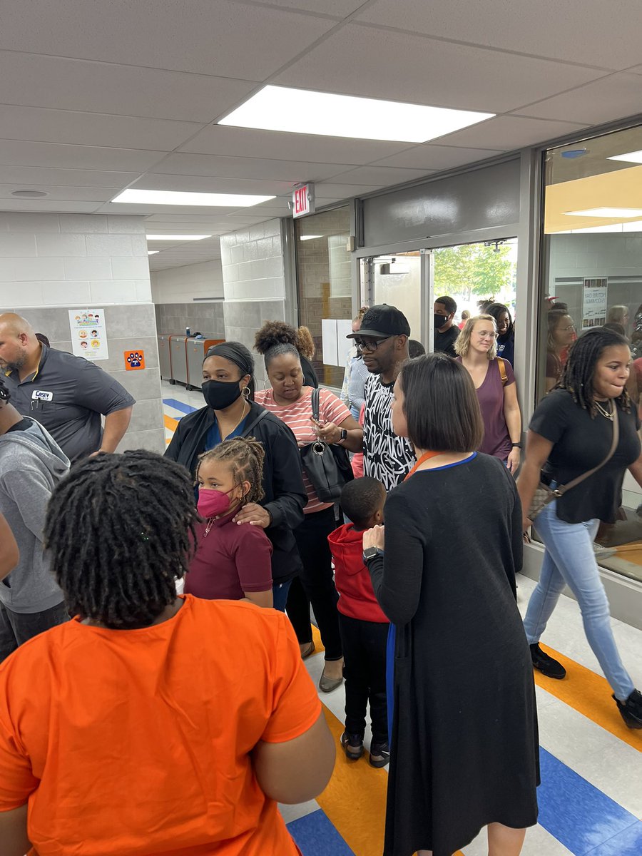 Principal_P1906's tweet photo. Great turnout for Back to School Night 2022 at Cooper Elementary Where Greatness STEMs from Academic Excellence! #WeAreHCS #FullyAccredited @hcsOESL @drsbarreau https://t.co/NZpxPwnDij