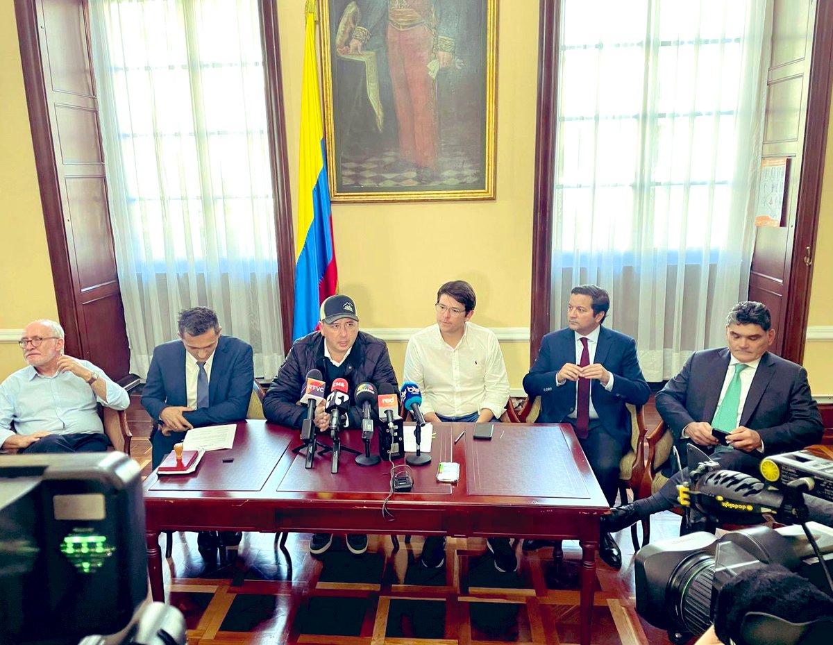MarcosDanielPG's tweet photo. Los senadores que integramos la #BancadaCiudadesDeCalidad acabamos de radicar el proyecto de ley de #MínimoVitalDeAguaPotable, el cual permitirá que los municipios garanticen de forma gratuita, mediante subsidio, este servicio público a los hogares de estratos 1 y 2. https://t.co/dze6HmUkI0