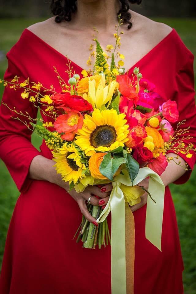 NatalieMoran20's tweet photo. Back to Winter again up here today, with a wet grey week ahead, lifting the mood with some colours of Septembers past…#formerlife #floristlife https://t.co/KVBGcIEe4p