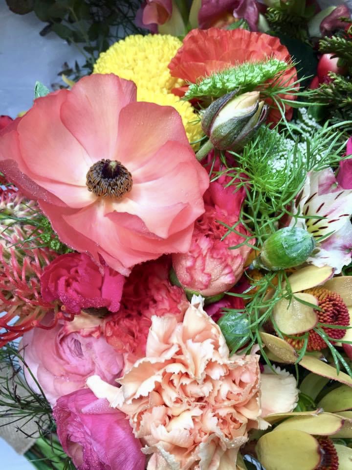 NatalieMoran20's tweet photo. Back to Winter again up here today, with a wet grey week ahead, lifting the mood with some colours of Septembers past…#formerlife #floristlife https://t.co/KVBGcIEe4p