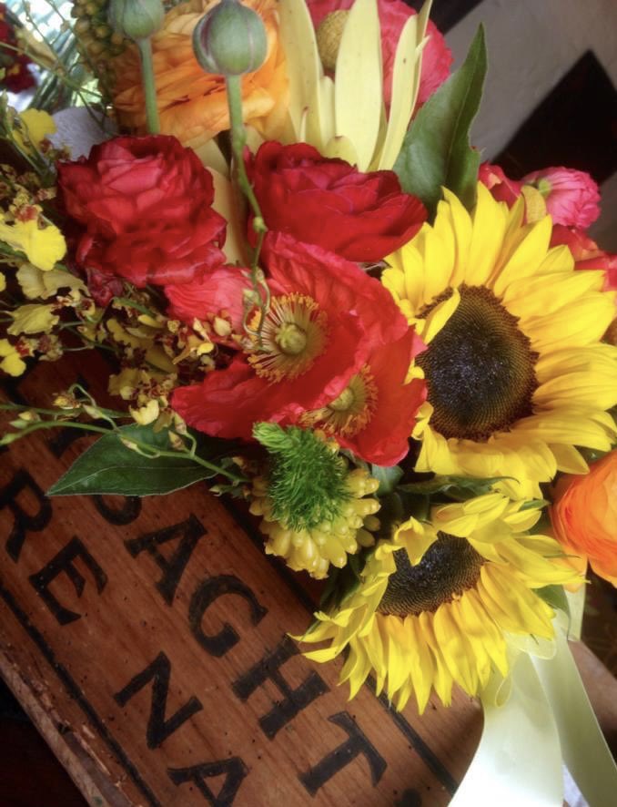 NatalieMoran20's tweet photo. Back to Winter again up here today, with a wet grey week ahead, lifting the mood with some colours of Septembers past…#formerlife #floristlife https://t.co/KVBGcIEe4p
