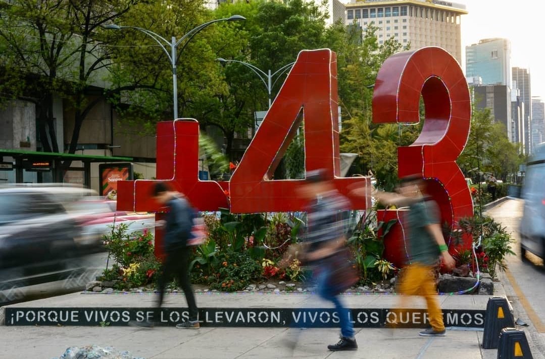 mrjten_'s tweet photo. "Todo está guardado en la memoria / sueño de la vida y de la historia / El engaño y la complicidad / de los genocidas que están sueltos".

Hoy se cumplen 8 años del asesinato de 6 y desaparición forzada de 43 estudiantes de #Ayotzinapa y no son fechas que me pasan por al lado + https://t.co/oOcmzA6d4r
