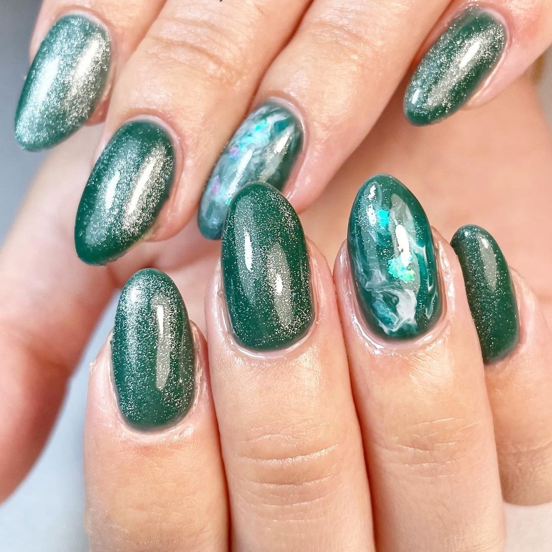 OPI_PRODUCTS's tweet photo. Clients will feel seen in greens when wearing this sparkly periodot nail art. @danibaileynailartist uses #StayOffTheLawn, #AlpineSnow, and #EmeraldIllusion. https://t.co/QhGrVbYgNK