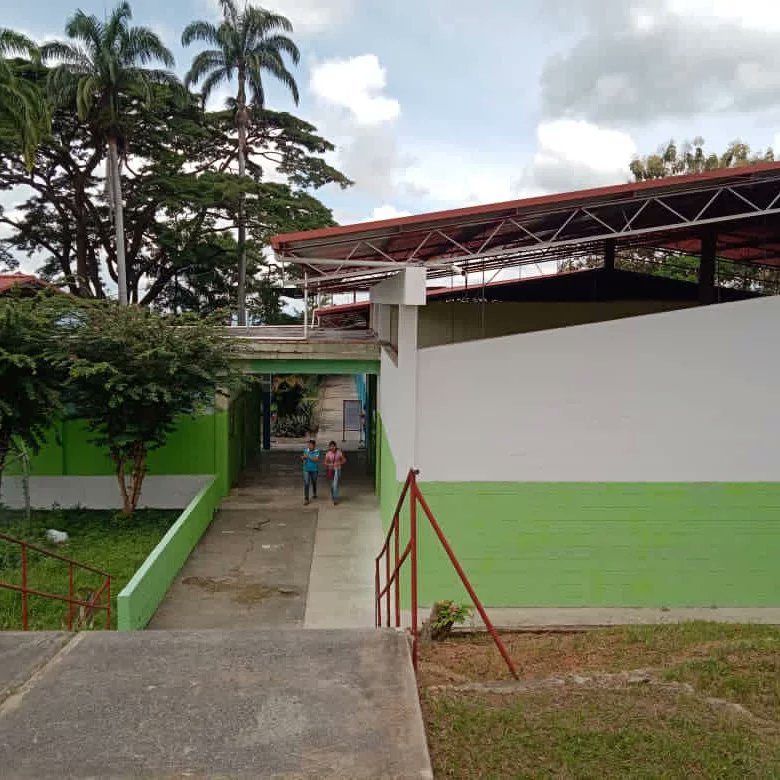 notieducatetru's tweet photo. Gracias a las políticas del Presidente @NicolasMaduro para la recuperación de la infraestructura de escuelas y liceos, en la entidad se ha recibido un significativo aporte de materiales que han sido distribuidos en 35 planteles.

@Gerardo4fPsuv @_LaAvanzadora @MPPEDUCACION https://t.co/s4YhA2GgGZ