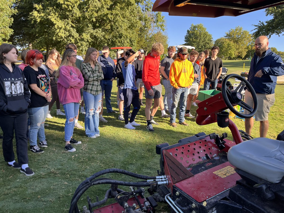 commando_ffa's tweet photo. FFA members toured agricultural businesses around summer county! We looked at careers in turf, agri tourism, mechanics and landscaping. Thank you Bluegrass Yatch &amp; Country Club, Long Hollow Gardens, TriGreen Equipment, and Milosi Landscapes for hosting our students! https://t.co/caWKsXWpDV