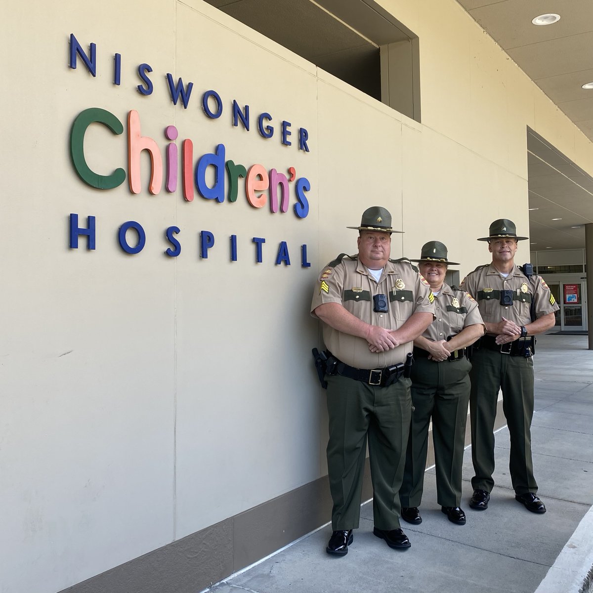 NiswongerCHosp's tweet image. There are always lots of smiles had when our friends from the @TNHighwayPatrol visit each month! We are grateful for their time and appreciate the joy it brings our littlest patients. 🚔 #WhereHopeRises
