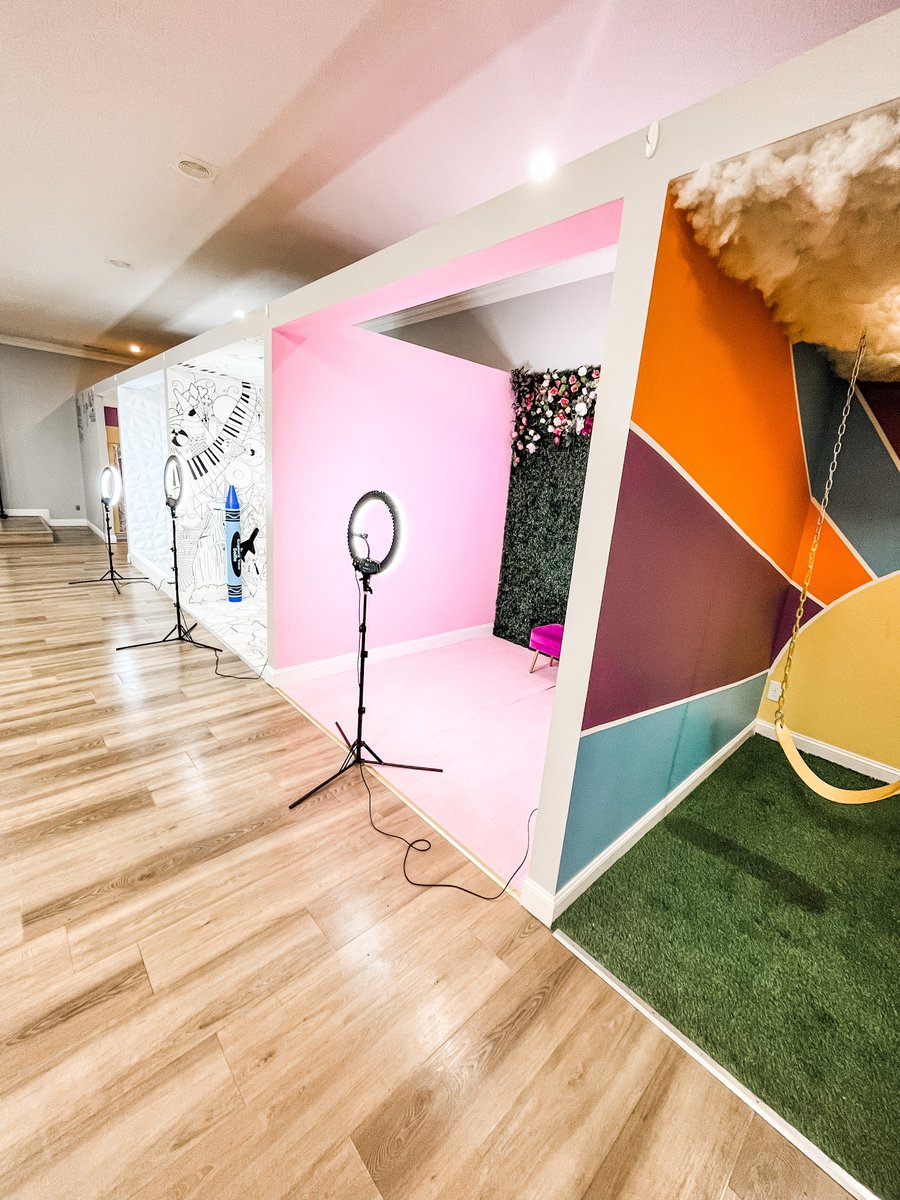 Let the 🍂fall breeze 💨blow you into one of our booths!

#fall
#fallvibes
#selfiemuseum
#perfectselfie
#photoshoot