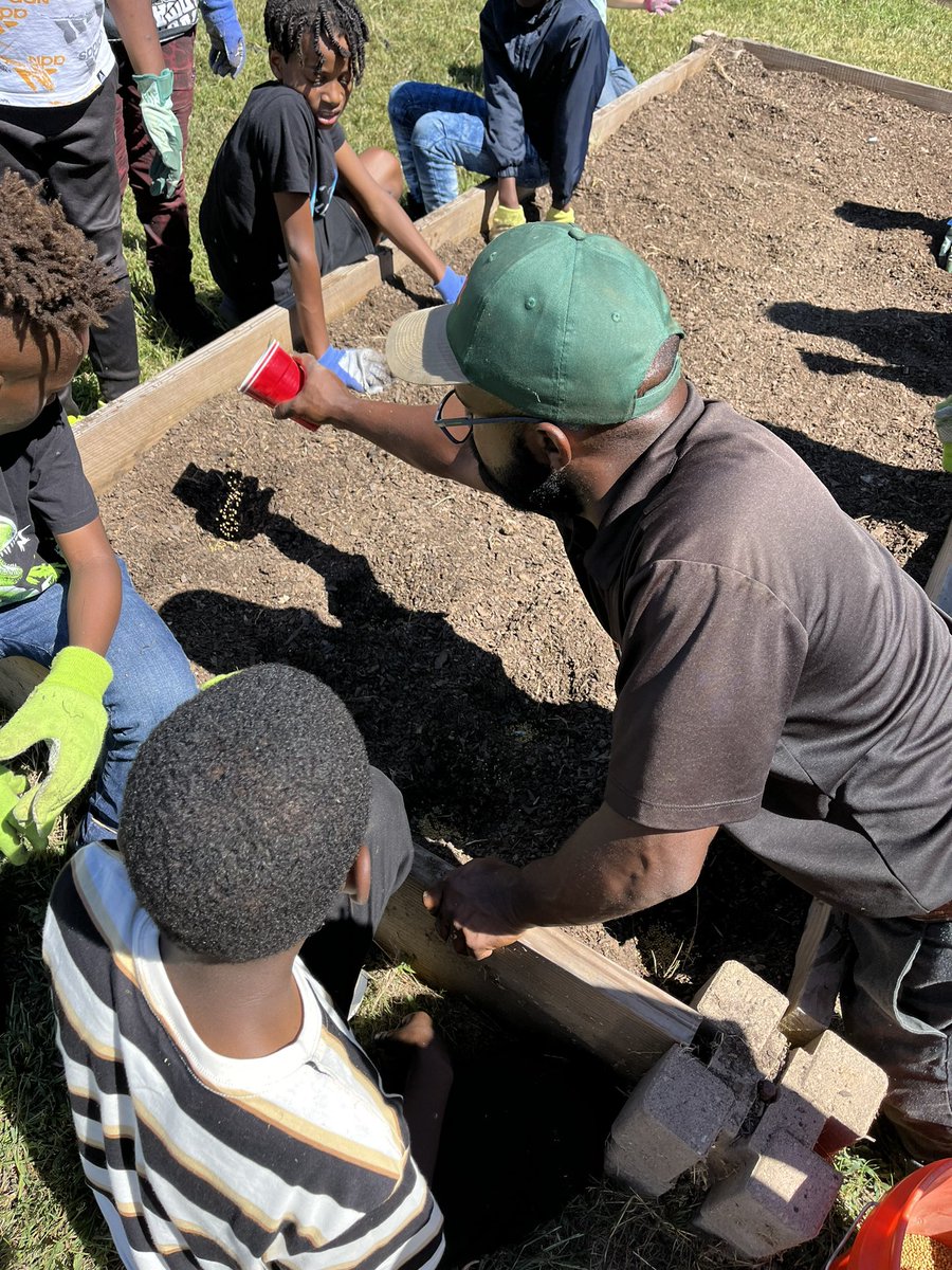 TomanekkaI's tweet photo. Shoutout to Mr. @TravesHyman for always being just a phone call away!!! The @OakleyTigers Farm appreciates you so much!!
#collardgreens π₯¬ #turning the soil #fallgardenprep https://t.co/mhowLNLzkq