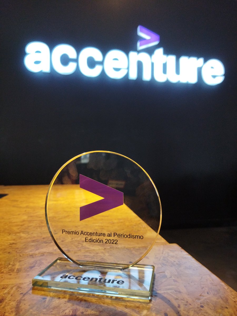 lau_suarez22's tweet photo. Feliz de recibir el #PremioAccentureAlPeriodismo 2022 🎉. También de tener mi primera experiencia con el #metaverso. Gracias @Accenture_CO por este reconocimiento 👏 https://t.co/HETSnAWQ9i
