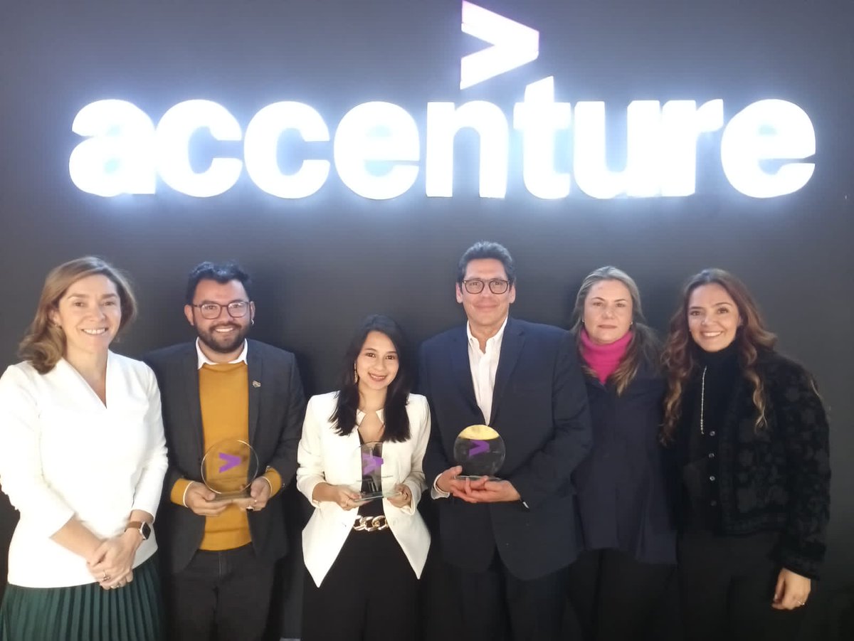 lau_suarez22's tweet photo. Feliz de recibir el #PremioAccentureAlPeriodismo 2022 🎉. También de tener mi primera experiencia con el #metaverso. Gracias @Accenture_CO por este reconocimiento 👏 https://t.co/HETSnAWQ9i